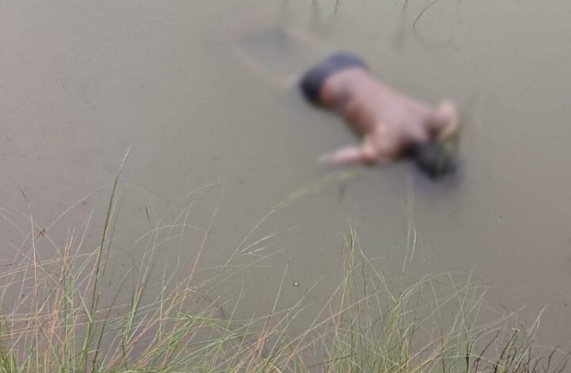 चाका धमना के तालाब मिली अज्ञात ब्यक्ति की लाश, हत्या की आशंका